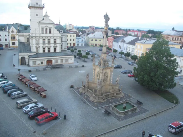 FOTO: Opilec vylezl na samotnou spičku morového sloupu v Uničově. Dolů mu museli pomoci hasiči