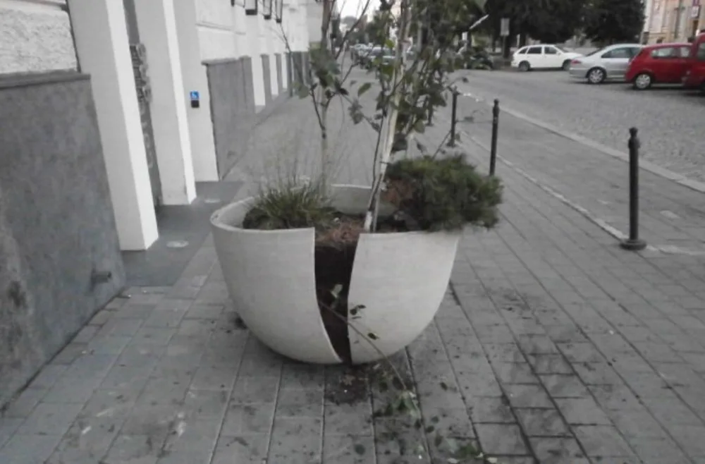Poškozený květináč