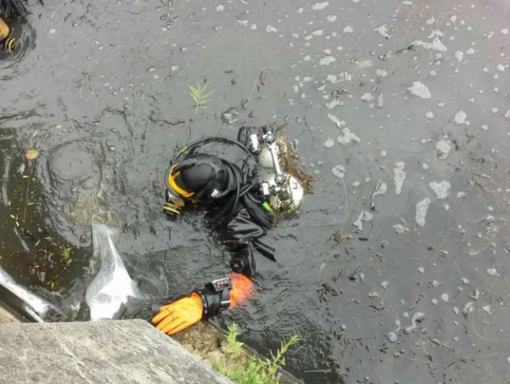 FOTO: Hasiči se snaží utěsnit prosakující stavidla na rybníku v areálu zámku v Čechách pod Kosířem