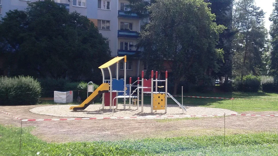 Stavba dětského hřiště v Ručilově ulici se chýlí ke konci. Dvě hřiště u třídy Kosmonautů jsou opravené