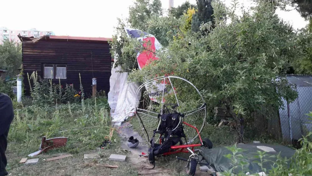 Paraglidista se zřítil do zahrádek. Při pádu si poranil ruku