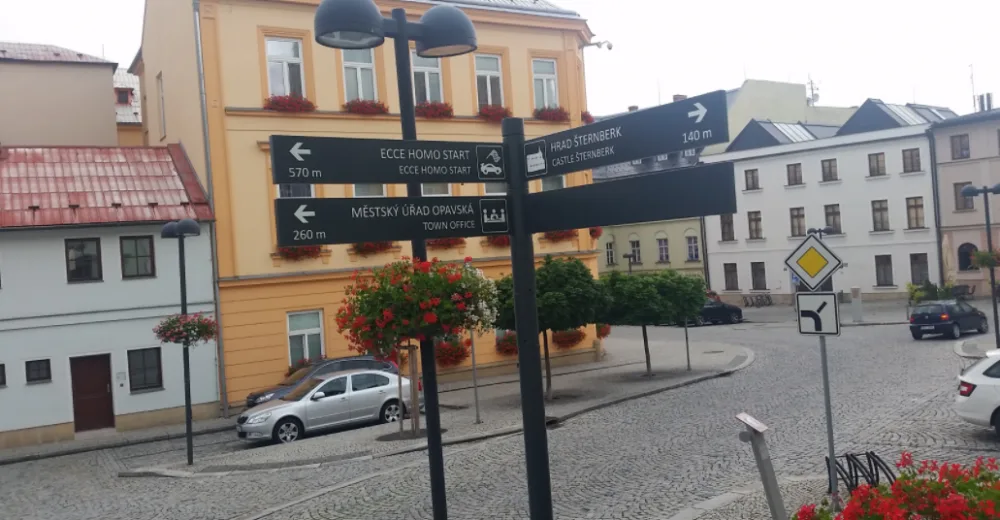 Ve Šternberku už se neztratíte. Do ulic byl nainstalován nový informační systém pro pěší