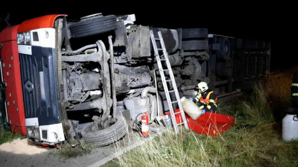 Kamion se převrátil na cyklostezku. Dvacet litrů nafty se vylilo do půdy