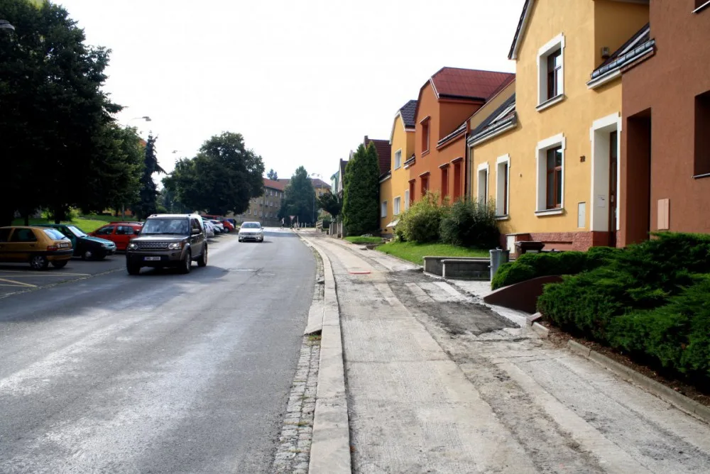 Začíná oprava chodníků na Vsadsku v Přerově. Kvůli havarijním přípojkám stavba rok stála