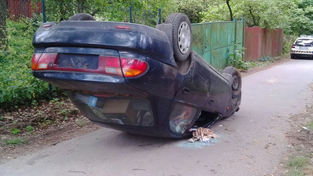 Na Svatém Kopečku leželo opuštěné auto na střeše. Neví se, co se stalo