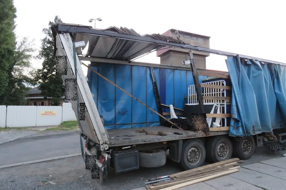 Náklaďák, jedoucí směrem do Chválkovic, se nevlezl pod železniční most