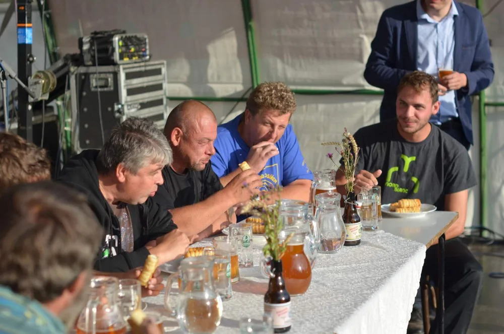 FOTO: Pivo teklo proudem. Pivovarské slavnosti oživily Lhotu pod Kosířem