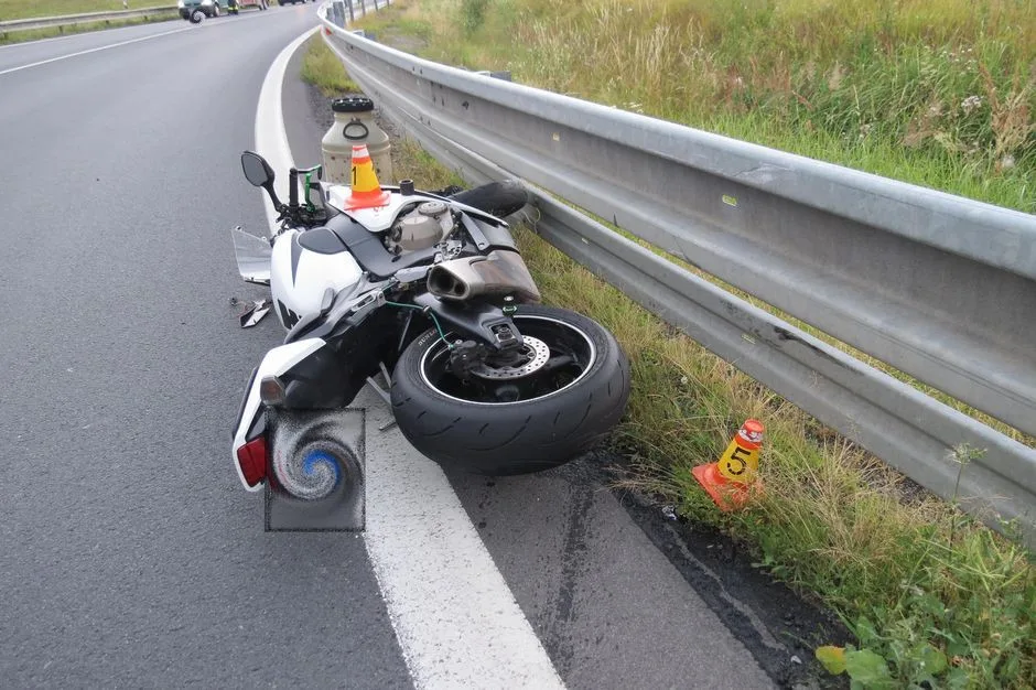 Motorkář u Horní Loděnice vyjel v zatáčce do protisměru, srazil se s protijedoucím autem