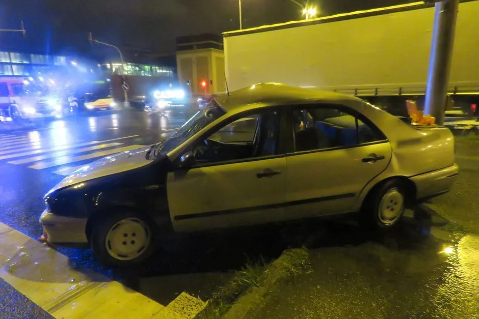 Na křižovatce v Olomouci se střetl osobák s náklaďákem. Řidič osobního auta před jízdou pil
