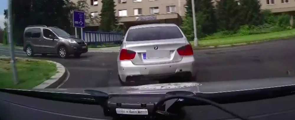 VIDEO: Řidič několik minut ujížděl policistům, poté na kruháči u teplárny havaroval. Měl dvojitý zákaz řízení