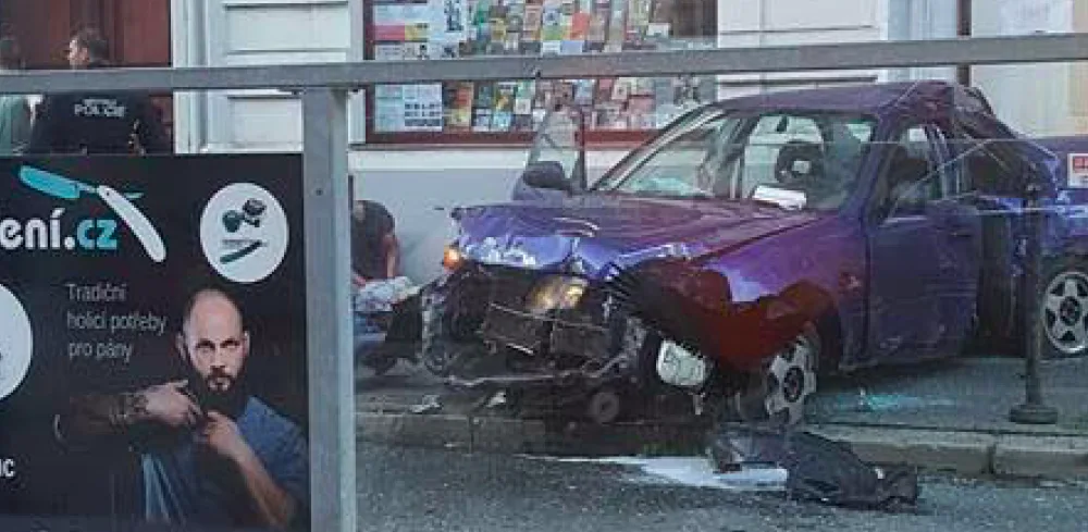 Sobotní vážná nehoda na Palackého si vyžádala čtyři zraněné. Mladý řidič auta byl pod vlivem alkoholu