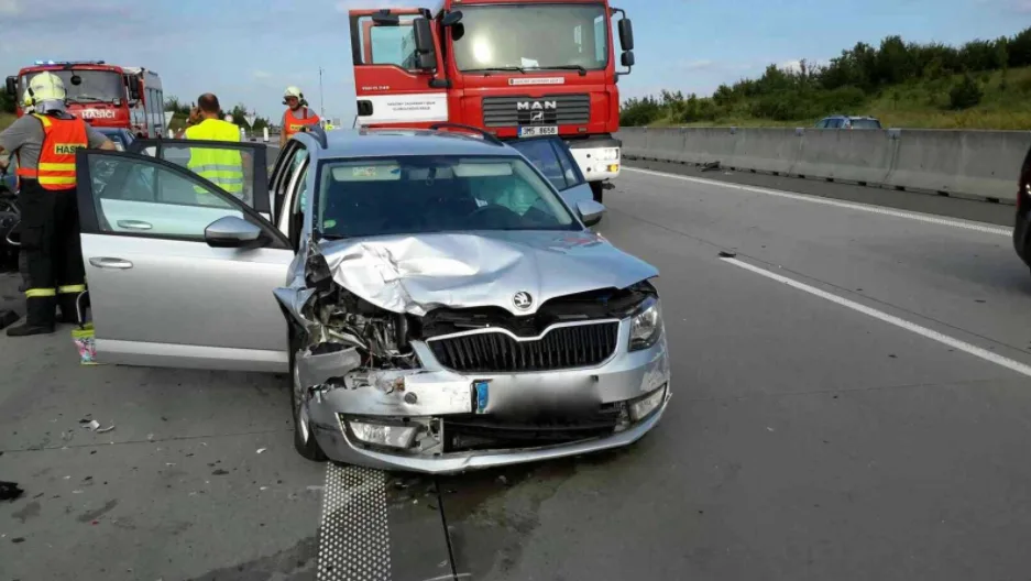 Nehoda čtyř aut na dálnici u Lipníku nad Bečvou si vyžádala tři zraněné