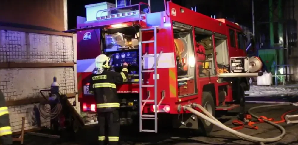 VIDEO: V Litovli hořel pásový zásobník. Hasiči u požáru zasahovali tři hodiny
