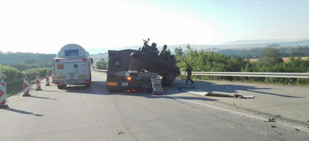Na dálnici D35 z Olomouce na Hranice komplikuje dopravu tank. Spadl vojákům z návěsu