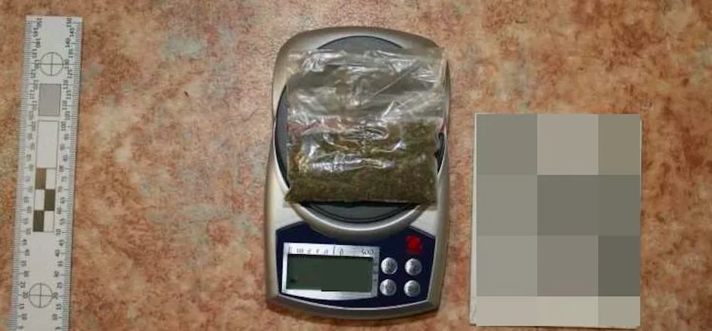 Policie dopadla dealery pervitinu ve Šternberku. Zboží vařili v autě