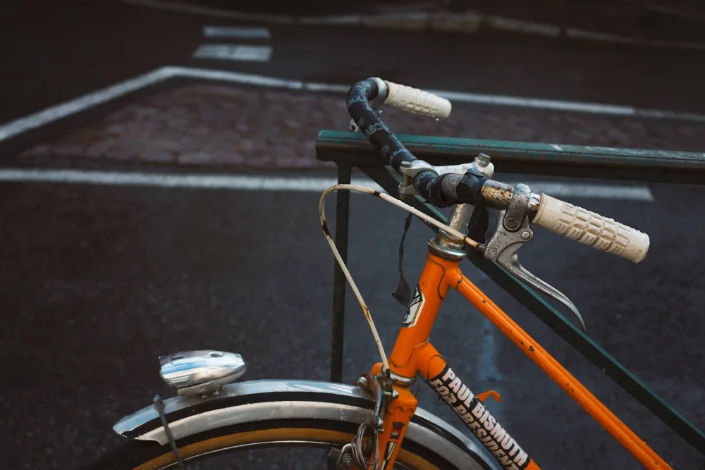 Řidič na křižovatce srazil cyklistu, který nadýchal přes dvě promile