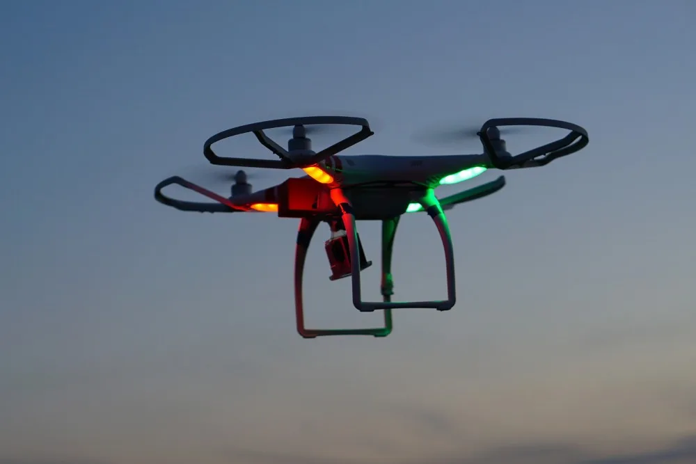 Hasiči sundávali ze stromu dron. Zasekl se ve výšce osmi metrů