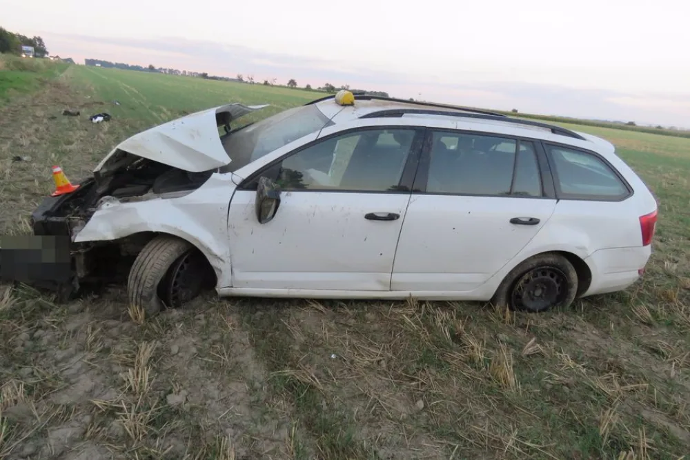 Taxikář usnul, porazil dva sloupky a skončil se svým autem na poli