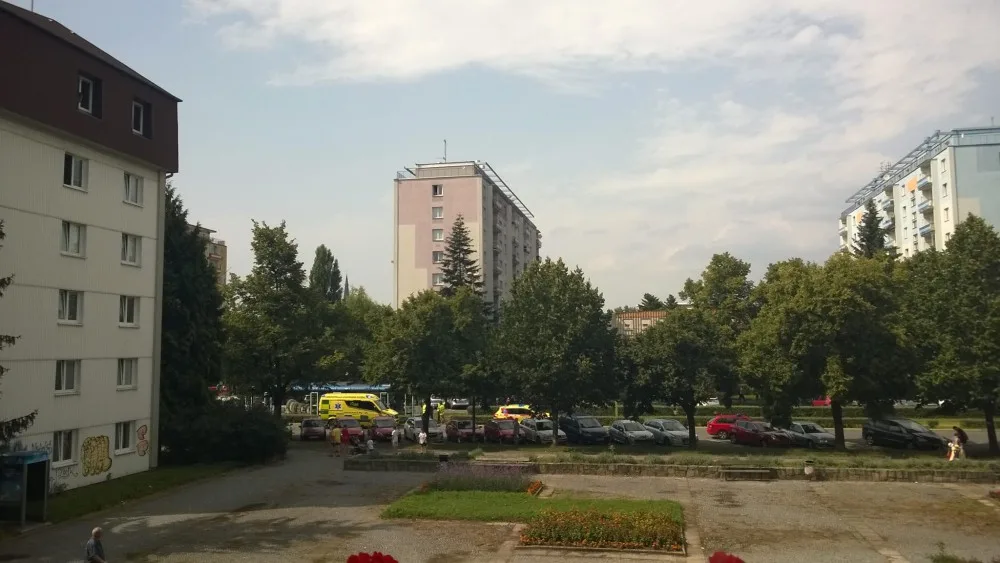 Na třídě Kosmonautů srazila tramvaj seniora. Muže odvezla sanitka s podezřením na otřes mozku