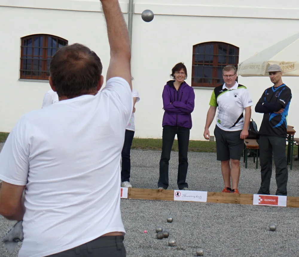 FOTO: Na Korunní pevnůstce se odehrál desátý ročník Mozartových koulí. V pétanque se utkalo 37 soupeřů