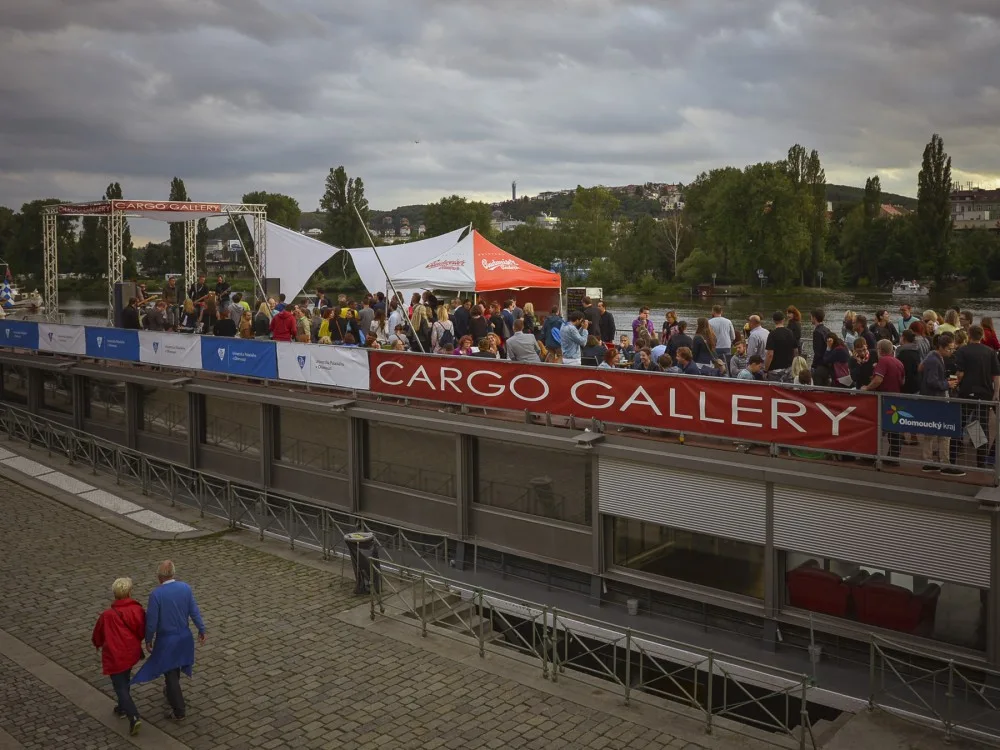 Party absolventů UP Olomouc na pražské Náplavce se účastnilo na 700 lidí.