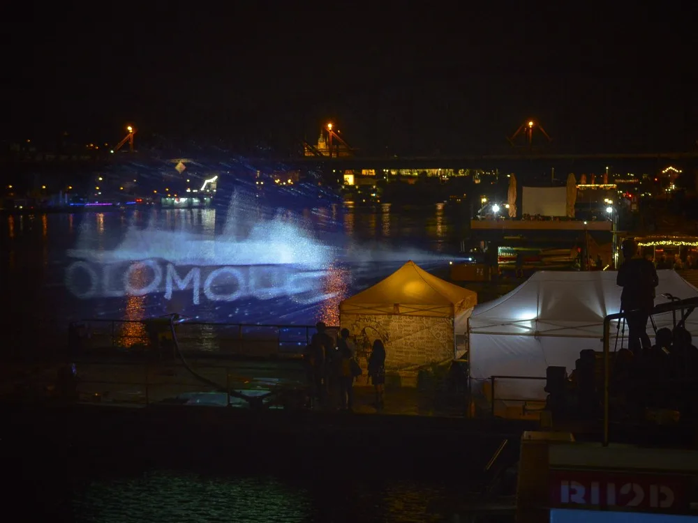 Olomouc v Praze! Noční projekce na vodní stěnu 6x10 metrů byla vrcholem absolventského setkání UP Olomouc na pražské Náplavce.