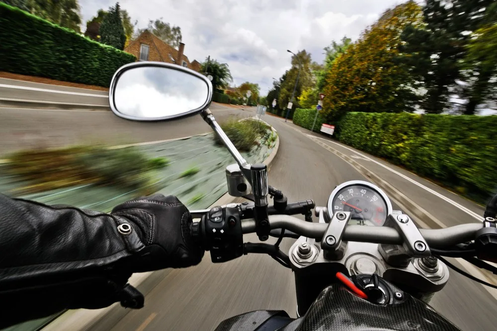 Řidič se otáčel s autem a přitom srazil mladého motorkáře
