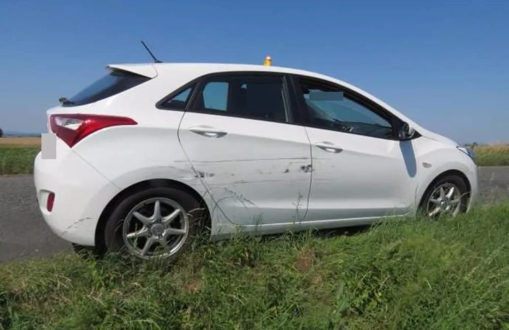 Řidič dodávky nedal přednost osobnímu autu, zapříčinil nehodu a z místa poté odjel