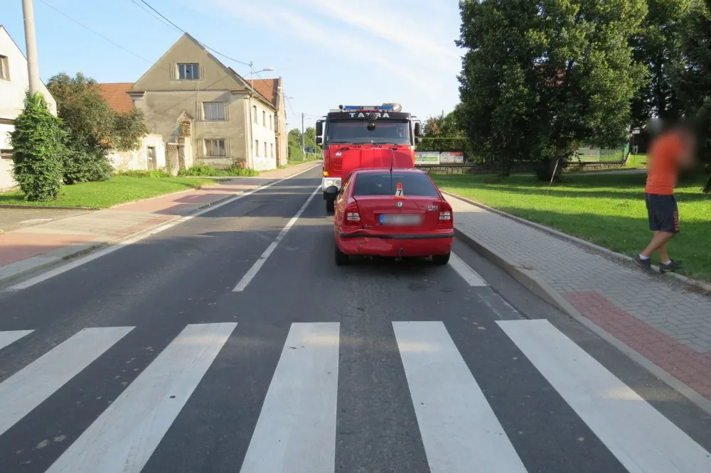 Dvě auta zastavila na přechodu pro chodce, třetí do nich narazilo. Zřejmě kvůli nepozornosti řidiče