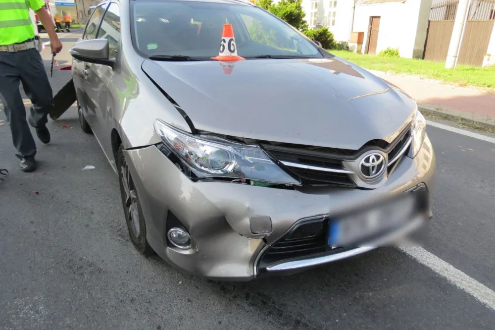 Dvě auta zastavila na přechodu pro chodce, třetí do nich narazilo. Zřejmě kvůli nepozornosti řidiče