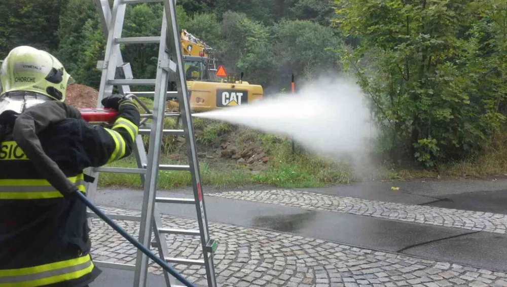 VIDEO: V Hlubočkách překopli dělníci plynové potrubí, došlo k velkému úniku plynu