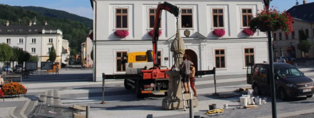 Instalace sochy Jana Nepomuckého, Masyrykovo náměstí v Jeseníku
