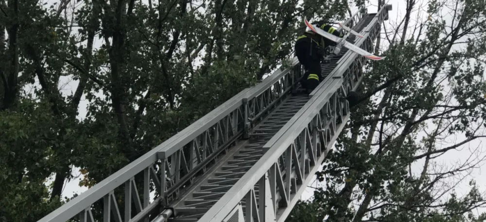 VIDEO: Hasiči sundávali ze stromu u silnice z Olomouce na Horku model letadla