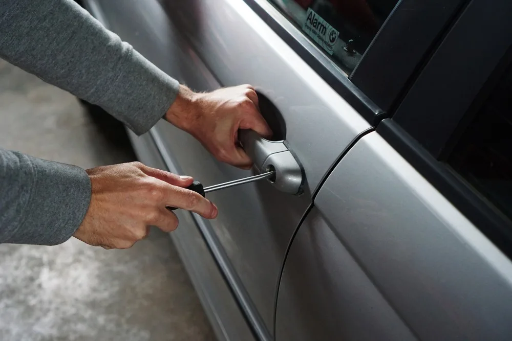 Muž se snažil odemknout cizí auto pomoci kladiva a šroubováku. Údajně si ho spletl se svým