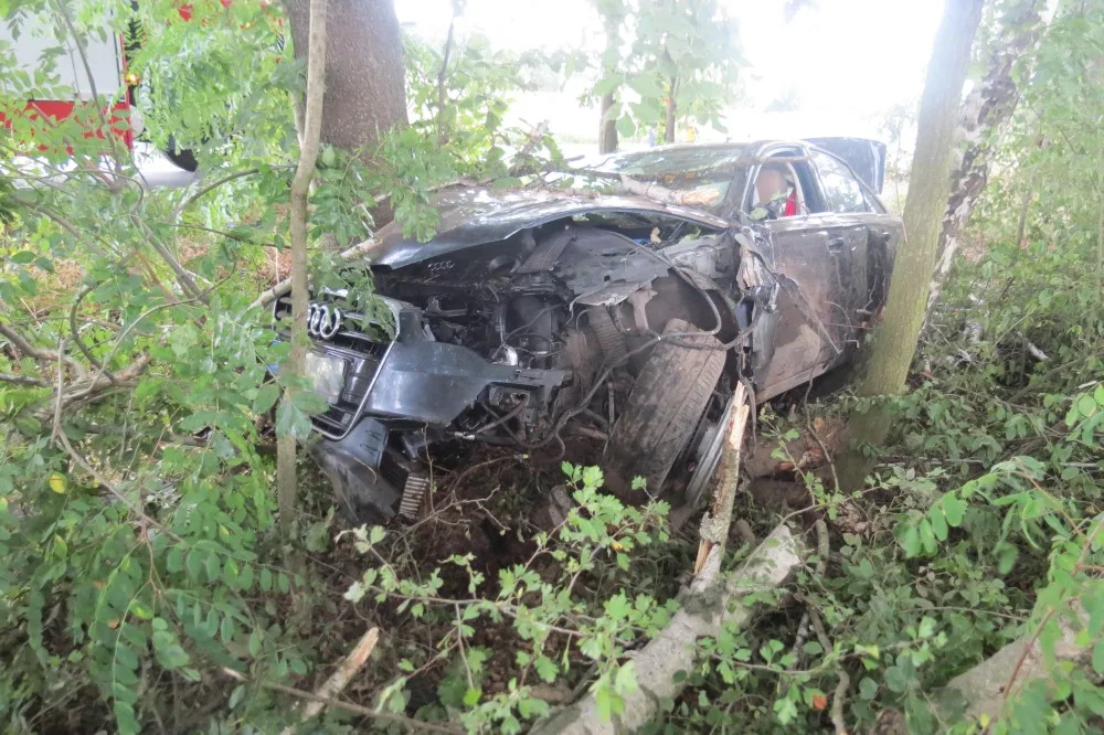 Opilý řidič u Domašova nezvládl své auto, skončil s ním mezi stromy