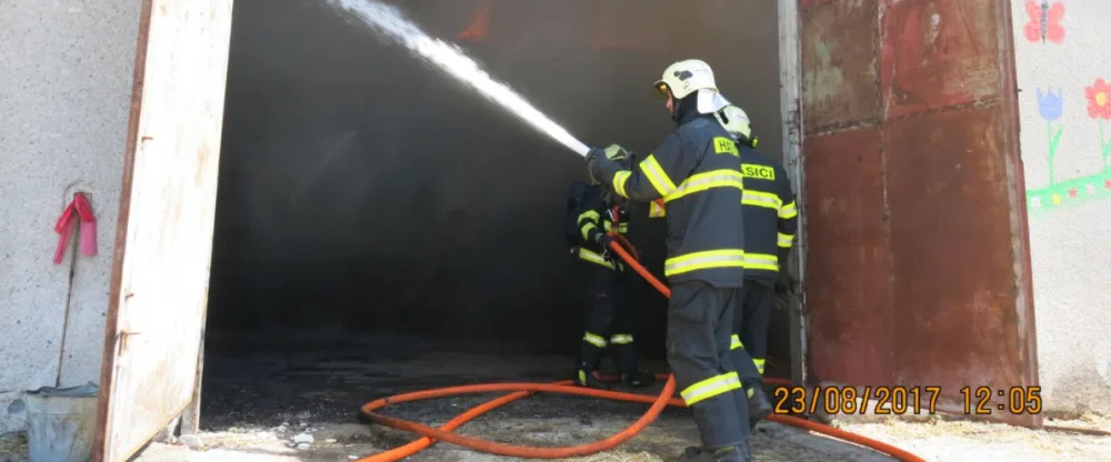 VIDEO: Hasiči už druhý den zasahují u požáru skladu slámy. Došlo k němu při svařování