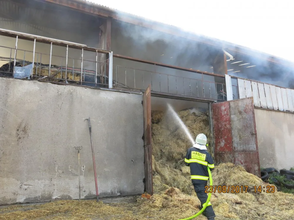VIDEO: Hasiči už druhý den zasahují u požáru skladu slámy. Došlo k němu při svařování