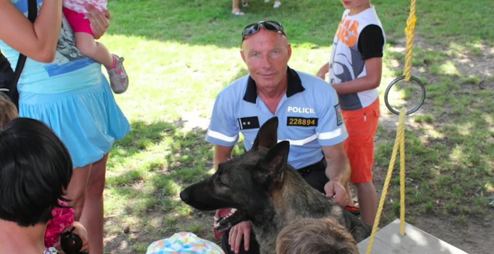 Tonoucího muže udržoval na hladině několik minut policejní psovod. Život nezachraňoval poprvé