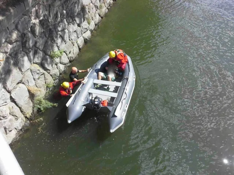 Tonoucího muže udržoval na hladině několik minut policejní psovod. Život nezachraňoval poprvé