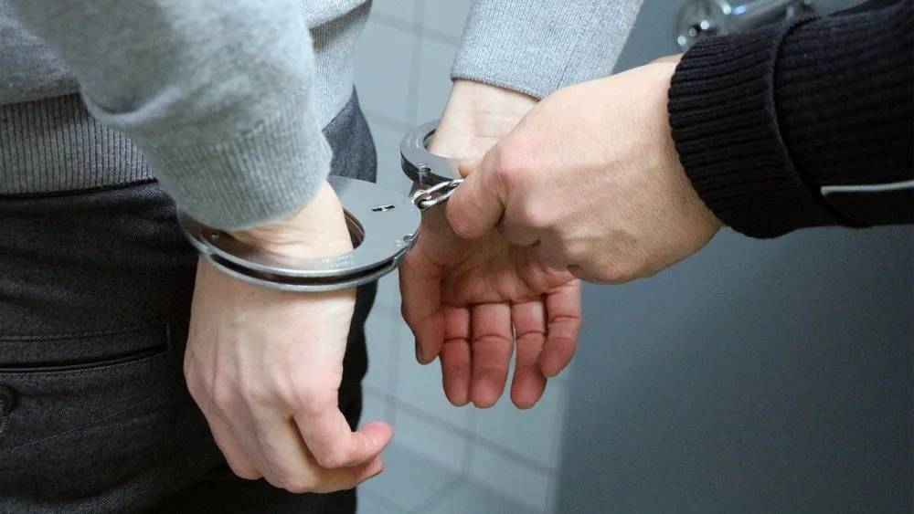 Zloděj se v noci vloupal na poštu. Policisté ho chytli dřív než stihl utéct