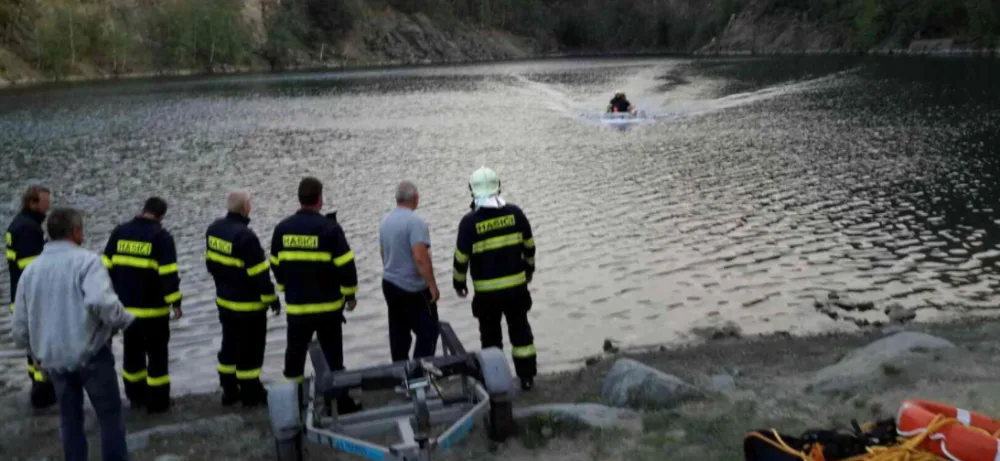 Na Výklekách se zranil muž při pádu z výšky. Zasahovat museli hasiči na člunu i záchranářský vrtulník