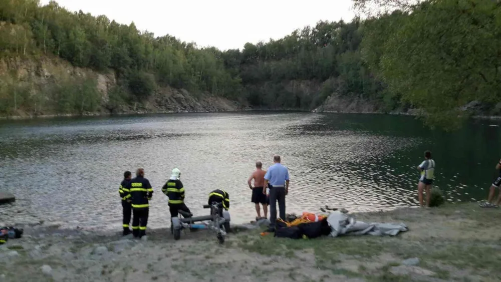 Na Výklekách se zranil muž při pádu z výšky. Zasahovat museli hasiči na člunu i záchranářský vrtulník