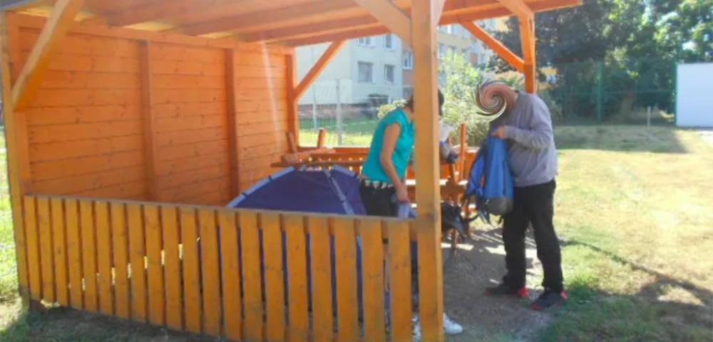 Dvojice hledala místo pro romantickou noc pod stanem. Rozložili si ho v areálu základní školy
