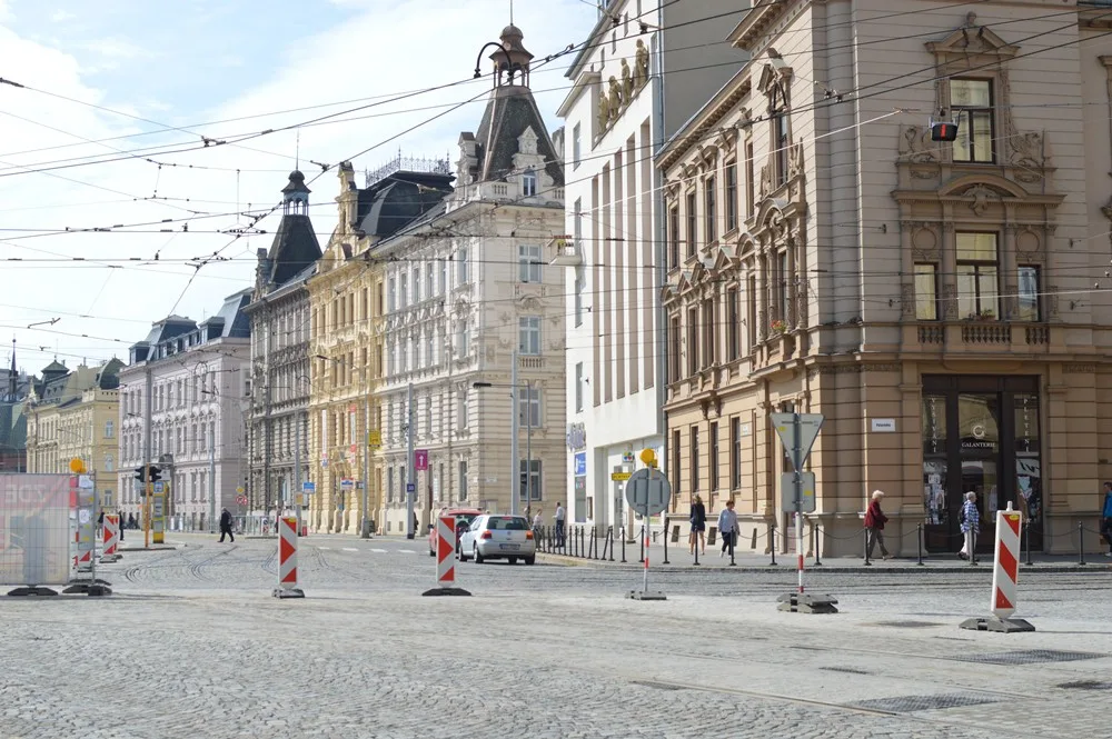 Tramvajová křižovatka v Legionářské ulici je opět průjezdná. Stavba byla dokončena s předstihem