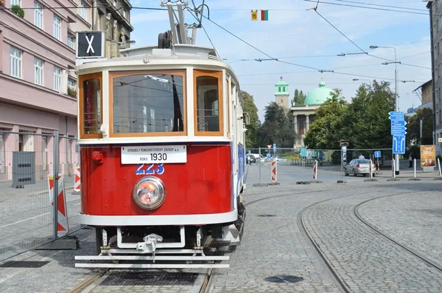 Tramvajová křižovatka v Legionářské ulici je opět průjezdná. Stavba byla dokončena s předstihem