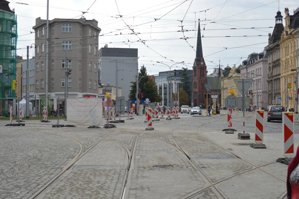 Tramvajová křižovatka v Legionářské ulici je opět průjezdná. Stavba byla dokončena s předstihem