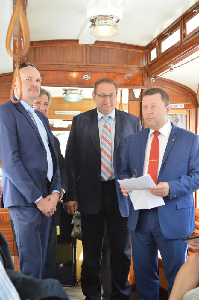 Tramvajová křižovatka v Legionářské ulici je opět průjezdná. Stavba byla dokončena s předstihem