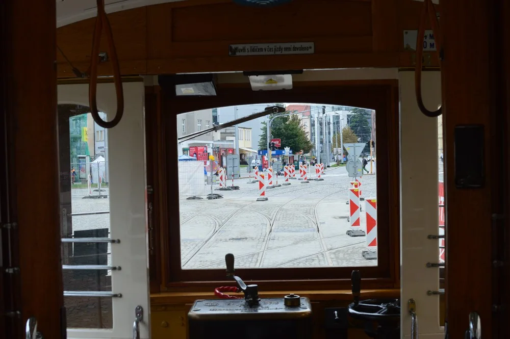 Tramvajová křižovatka v Legionářské ulici je opět průjezdná. Stavba byla dokončena s předstihem