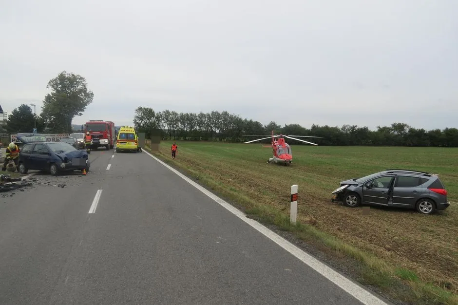FOTO: Mezi Mladějovicemi a Újezdem se čelně střetla dvě osobní auta