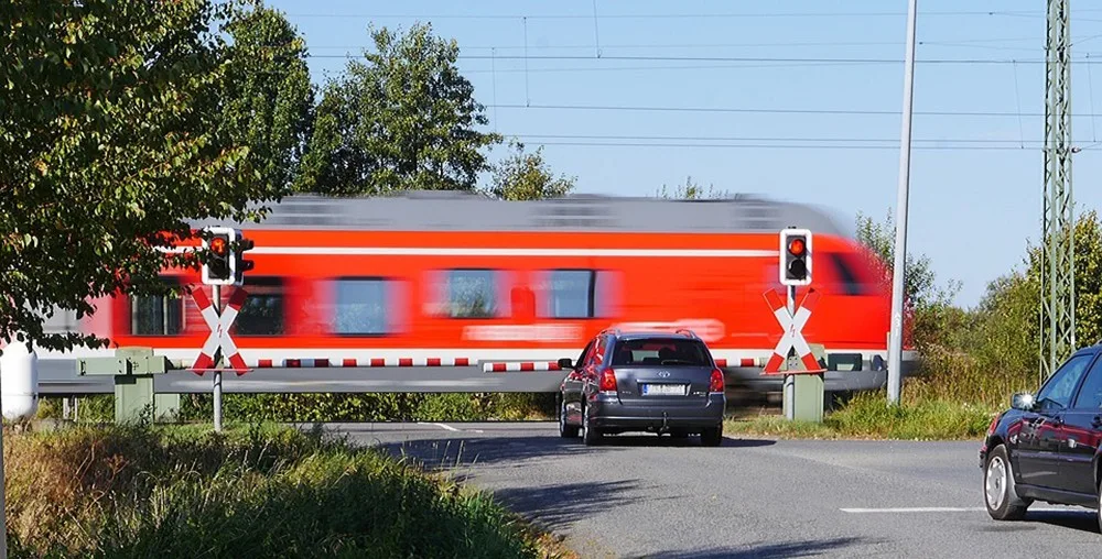 Vlak srazil auto na železničním přejezdu. Zranil se řidič a osmiměsíční dítě